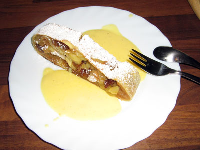 Apfelstrudel mit Vanillesauce