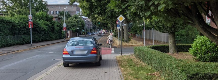 Auto steht auf dem Fußweg