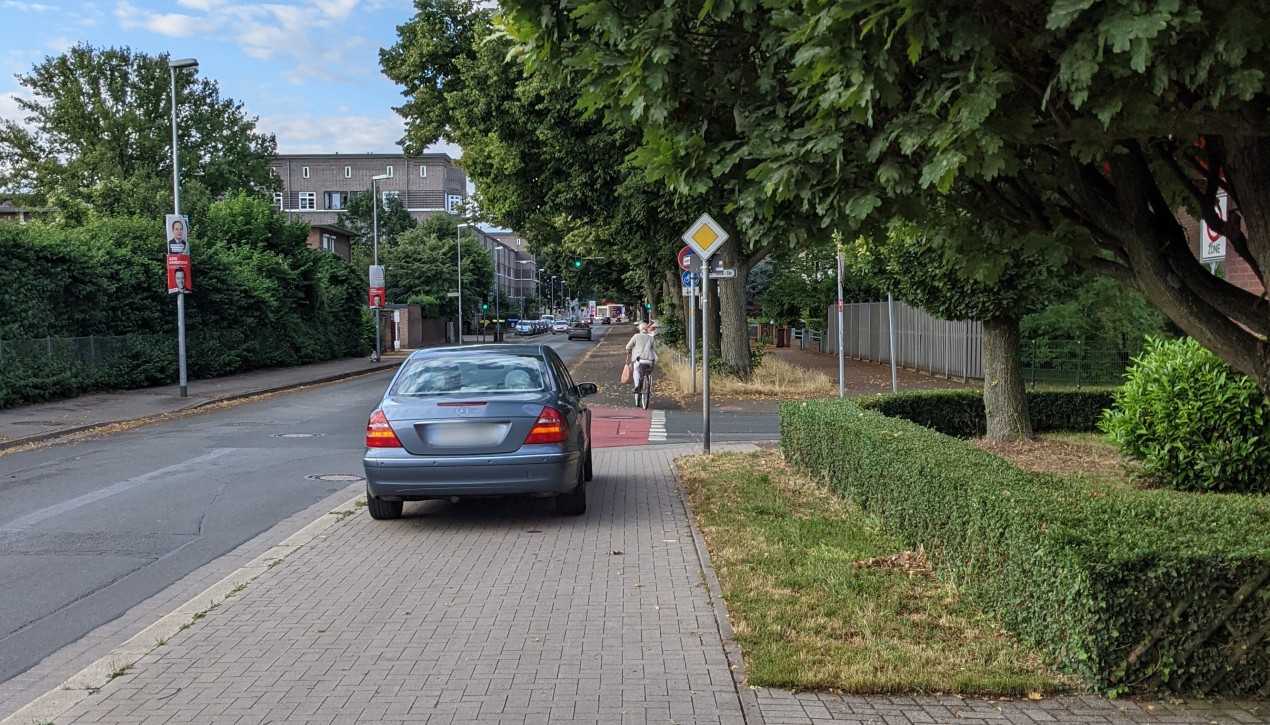 Auto steht auf dem Fußweg